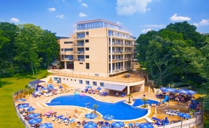 Нощувка на човек на База All Inclusive + Басейн и Анимация от Хотел Холидей Парк****, <em>Златни Пясъци</em>