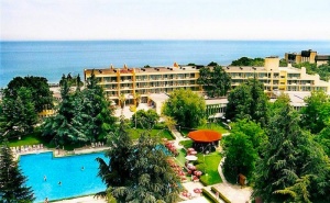 Нощувка на човек на База All Inclusive + Басейн на 30 М. от Плажа в Хотел Амбасадор***, <em>Златни Пясъци</em>. Дете до 13Г. - Безплатна Нощувка!