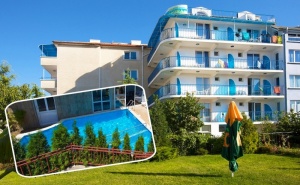 Нощувка на човек на База All Inclusive Light + Басейн, Шезлонг и Чадър на Плажа от Семеен Хотел Елвира, Равда!