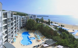 Юли на първа линия в Златни пясъци! Нощувка на човек на база All Inclusive + закрит и открит басейн. ДЕТЕ ДО 12г. БЕЗПЛАТНО в хотел Луна****