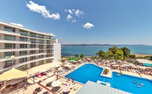 Нощувка на човек на база All Inclusive + басейн и анимация за деца и възрастни в хотел Феста Панорама, Несебър