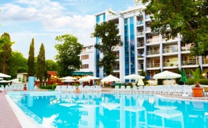 Нощувка на човек на база All Inclusive light + басейн в хотел Грийн Парк, Златни пясъци