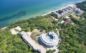 През Септември в Обзор - на 100 М. от Морето! Нощувка на човек със Закуска + Басейн, Чадър и Шезлонг на Плажа от Хотел Аквамарин