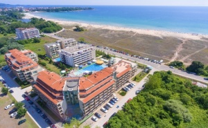 На Първа Линия в Приморско! Нощувка на човек на База All Inclusive + Басейн в Хотел Престиж Сити 2. Дете до 12Г. - Безплатно
