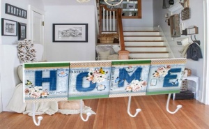 Цветна Дървена Закачалка с Метални Кукички Home