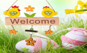 Дървена Табелка Welcome с Кокошки и Цветя
