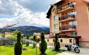 Нощувка на човек със Закуска и Вечеря в Къща за Гости Баче Тодор, Добринище. Дете до 12Г. - Безплатно!