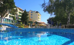 Лято в Местност Чайка - <em>Златни Пясъци</em>! Нощувка на човек на База All Inclusive + Басейн и Безплатен Транспорт до Плаж Кабакум от Хотел Силвър