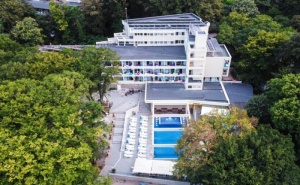 Нощувка на човек в Двойна Стая на База All Inclusive + Басейн в Хотел Ариана, <em>Китен</em> на 200М. от Плажа. Дете до 11.99Г. Безплатно