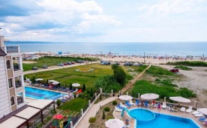 На Първа Линия в Кранево. Нощувка на човек на База All Inclusive + Басейни, Шезлонг и Чадър от Хотел Верамар Бийч****