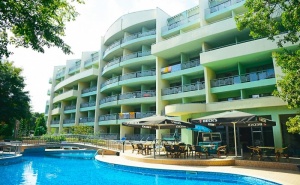 Нощувка на човек на База All Inclusive Light + Басейн в Хотел Перуника***, <em>Златни Пясъци</em> на 150 М. от Плажа