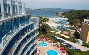 На Първа Линия в <em>Китен</em>! Нощувка на човек на База All Inclusive + Басейн в Хотел Каменец***