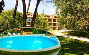Лято на Първа Линия в Несебър! Нощувка на човек на База All Inclusive + Басейн в Парк Хотел Оазис***. Дете до 11.99Г. - Безплатно