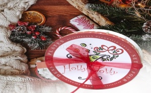 Комплект 4 Броя Страхотни Коледни Чинии в Подаръчна Кутия Holly Jolly