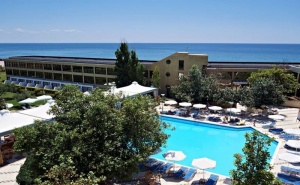 5 Дни за Двама със Закуска през Юни в Alexander Beach Hotel