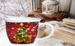 Червена Чаша за Чай с Красива Коледна Елха
