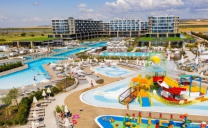 Първа Линия Топ Нов Хотел с Аквапарк, All Inclusive за Двама След 20.09 от Wave Resort, <em>Поморие</em>