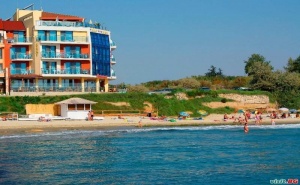 Лятна Почивка Първа Линия, Пълен Пансион с Чадър и Шезлонг на Плажа до 30.06 и След 25.08 от Хотел Бижу