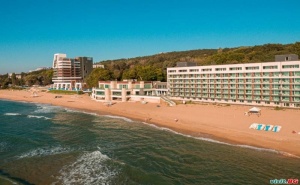 Първа Линия, Шезлонги, Чадър на Плажа с All Inclusive След 26.08 в Хотел Марина, Слънчев Ден