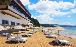 На Море в Турция! Нощувка за Двама или Трима на База All Inclusive Light + Шезлонг и Чадър на Плаж от Комплекс Дарданос, Чанаккале