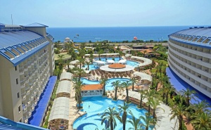 Първа линия с мини аквапарк - хотел tusan beach resort 5* в <em>Кушадасъ</em>.