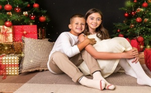 Семейна Коледна Фотосесия с Професионален Грим + 5, 10, 20 или 30 Обработени Кадъра от Фотостудио Avenix, София
