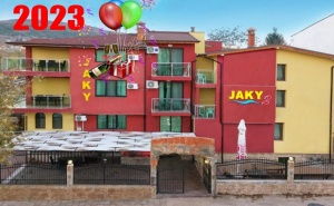Нова Година в Кранево! 2 или 3 Нощувки на човек със Закуски + Новогодишна Вечеря с Музика на Живо, Заря и Томбола в Хотел Жаки