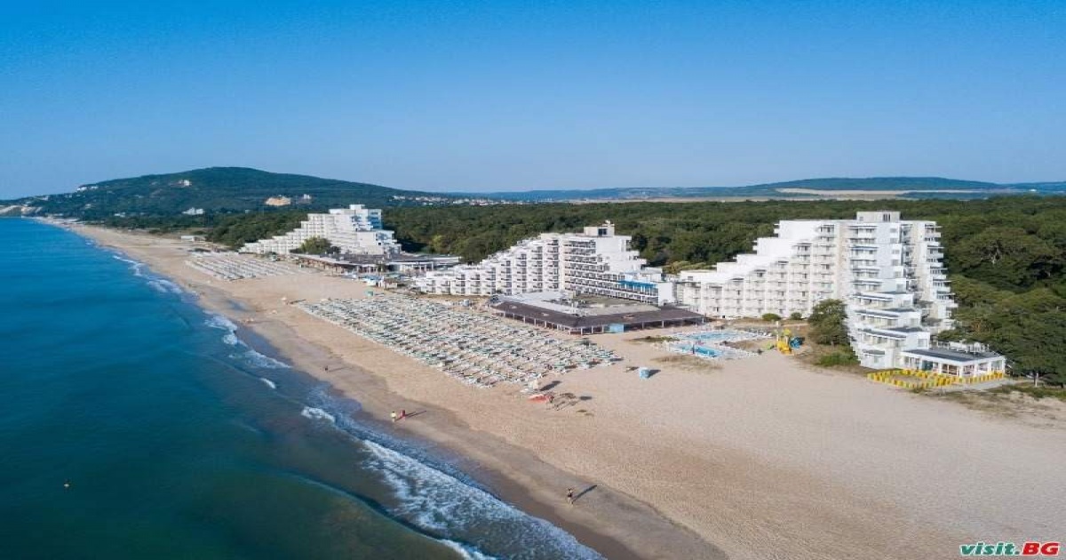 Лято 2024 в <em>Албена</em>, Първа Линия All Inclusive до 01.07 с Безплатен Плаж в Хотел Мура