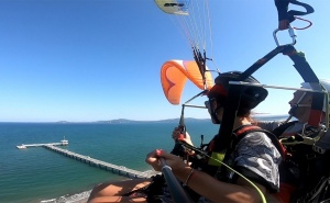 Панорамен Тандемен Полет с Парапланер Над Морската Градина в Бургас + Възможност за Hd Заснемане от Fly Now