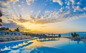 Ранни Записвания в Alia Palace Luxury Resort Hotel 5*, Касандра, Гърция! 2+ Нощувки на човек със Закуски и Вечери + Басейни