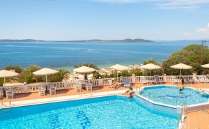 Ранни Записвания на Първа Линия в Урануполи, Гърция! 3+ Нощувки на човек със Закуски и Вечери + Басейн в Хотел Akti Ouranoupoli Beach Resort***