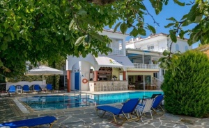 Ранни Записвания на 1-Ва Линия в Хотел Melissa Gold Coast**, Псакудия, Гърция! Нощувка на човек + Басейн