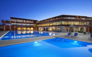Ранни Записвания на 1-Ва Линия в Blue Dolphin Hotel, Метаморфоси, Гърция! 3+ Нощувки на човек със Закуски и Вечери + Басейн. Дете до 11.99Г. Безплатно!