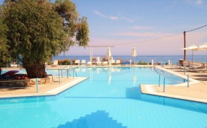 На 1-Ва Линия в Maranton Beach Hotel, Кинира, <em>Тасос</em>, Гърция! Нощувка на База All Inclusive на човек + Басейн. Дете до 11.99Г. Безплатно!