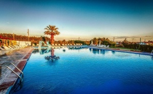 Лято 2023 в Хотел Bellagio***, Фурка, Гърция! 3+ Нощувки на човек на База All Inclusive + Басейн в <em>Халкидики</em> . Дете до 11.99Г. Безплатно!