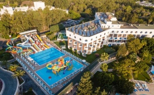 Късно Лято в Хотел Amara Family Resort 5*, <em>Сиде</em>, Турция! Автобусен Транспорт + 7 Нощувки на човек на База Ultra All Inclusive + Басейни и Водни Пързалки! Дете до 11.99 Безплатно