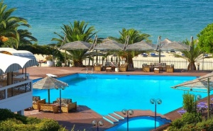Ранни Записвания на Първа Линия на о. <em>Тасос</em>, Гърция! Нощувка със Закуска на човек + Басейн в Hotel Kamari Beach***, Потос, Гърция
