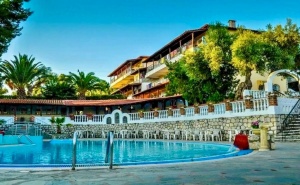 Ранни Записвания в Kassandra Bay Hotel, Криопиги, Гърция! 3+ Нощувки на човек със Закуски и Вечери + Басейн в Халкидики!